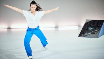 « Rinse » d’Amrita Hepi et Mish Grigor, un spectacle intime et militant - Critique sortie Avignon / 2025 Avignon Festival d'Avignon. Gymnase du lycée Mistral.