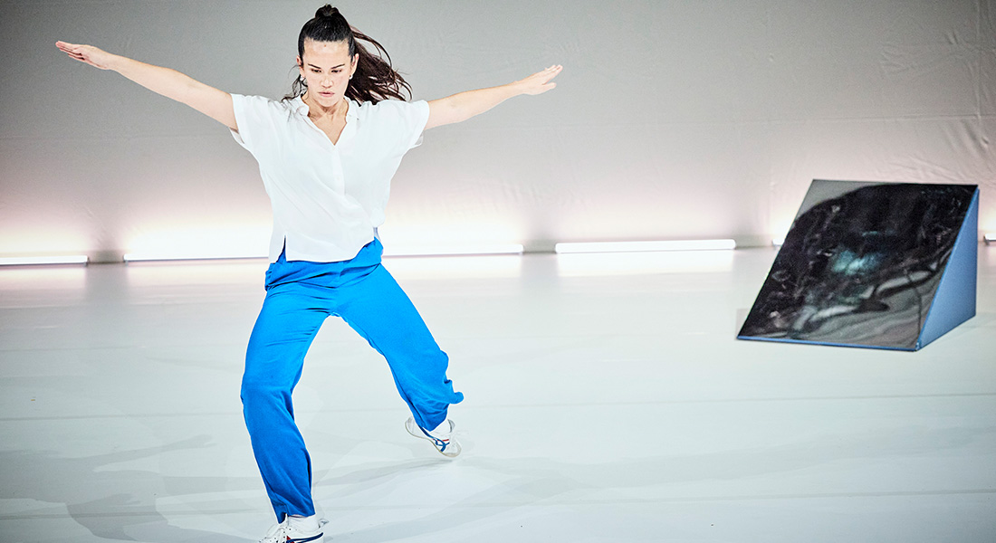« Rinse » d’Amrita Hepi et Mish Grigor, un spectacle intime et militant - Critique sortie Avignon / 2025 Avignon Festival d'Avignon. Gymnase du lycée Mistral.