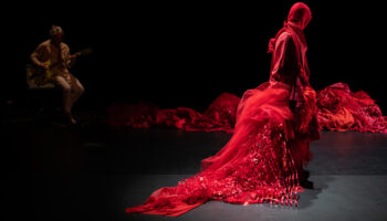 Lolita Espin Anadon et Christophe Bunel créent une bulle de poésie aux nuances « Rouge incarnat ». - Critique sortie Avignon / 2025 Avignon Avignon OFF. ALYA L'Espace