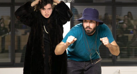 Maïanne Barthès met en scène « Théâtre Mode d’Emploi » : une causerie-spectacle jubilatoire pour donner envie, à toutes et tous, d’aller au théâtre. - Critique sortie Avignon / 2025 Avignon Avignon Off. 11•Avignon