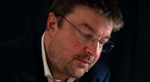 « Tout le monde écrit des chansons » avec Julien Joubert - Critique sortie Théâtre Paris Studio Hébertot