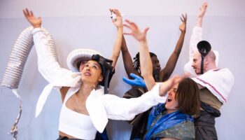 « Excentriques » entre états de corps et états de pensée - Critique sortie Danse Vitry-sur-Seine La Briqueterie