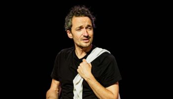 « Les paillettes de la vie ou la paix déménage » : Mickaël Delis s’interroge finalement sur le sens de la vie - Critique sortie Théâtre Paris La Scala Paris