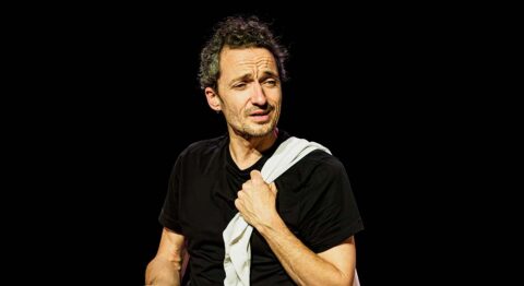 « Les paillettes de la vie ou la paix déménage » : Mickaël Delis s’interroge finalement sur le sens de la vie - Critique sortie Théâtre Paris La Scala Paris