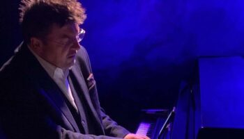 Julien Joubert fait le tour de l’histoire de la musique en 80 minutes - Critique sortie Théâtre Paris Théâtre Montmartre Galabru