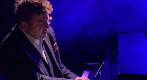 Julien Joubert fait le tour de l’histoire de la musique en 80 minutes - Critique sortie Théâtre Paris Théâtre Montmartre Galabru