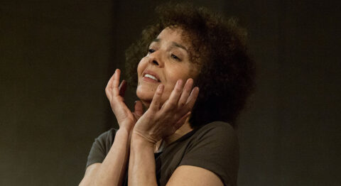 « Frangines – on ne parlera pas de la guerre d’Algérie » de Fanny Mentré, interprété et mis en scène par Fatima Soualhia Manet , un voyage introspectif qui trace un beau chemin de liberté - Critique sortie Théâtre Paris Théâtre de Belleville