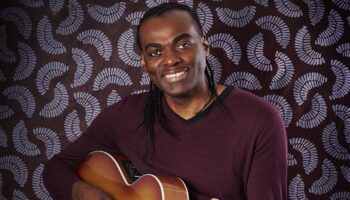 Kristo Numpuby joue sur les mots et les notes pour honorer la mémoire de Georges Brassens - Critique sortie Jazz / Musiques Paris Café de la Danse