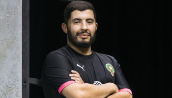 Brahim Koutari joue l’histoire de sa vie dans « 24 Place Beaumarchais », un texte co-écrit avec Adèle Gascuel - Critique sortie Théâtre Grenoble MC2 : Grenoble – Scène nationale