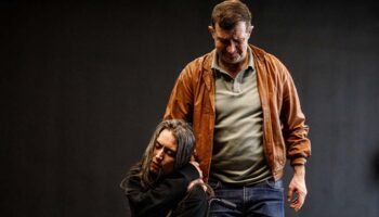 Élise Noiraud met en scène avec délicatesse « Toutes les autres  » de Clotilde Cavaroc, autour de la relation qui unit une jeune femme handicapée et un accompagnant sexuel - Critique sortie Théâtre Paris Théâtre de Belleville