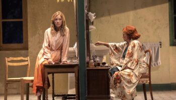 « La Séparation » aux Bouffes Parisiens : Catherine Hiegel sculpte le théâtre de Claude Simon - Critique sortie Théâtre Paris Les Bouffes Parisiens