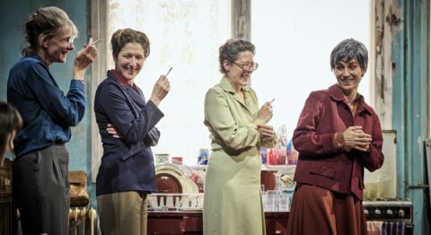 « La Guerre n&rsquo;a pas un visage de femme », Julie Deliquet réunit dix magnifiques comédiennes pour une adaptation éblouissante du texte de Svetlana Alexievitch - Critique sortie Théâtre saint denis TGP