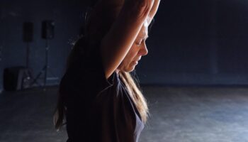 Avec « L’Echo », Nacera Belaza aspire et inspire Valérie Dréville dans une expérience fascinante. - Critique sortie Danse Bobigny MC 93 - Maison de la culture de Seine-Saint-Denis Bobigny