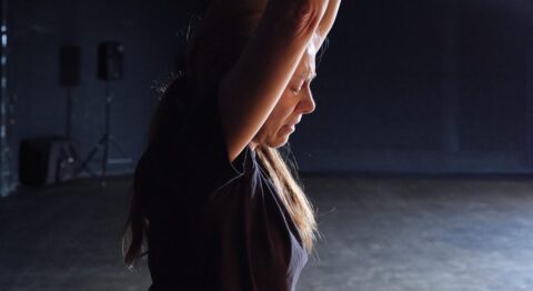 Avec « L’Echo », Nacera Belaza aspire et inspire Valérie Dréville dans une expérience fascinante. - Critique sortie Danse Bobigny MC 93 - Maison de la culture de Seine-Saint-Denis Bobigny