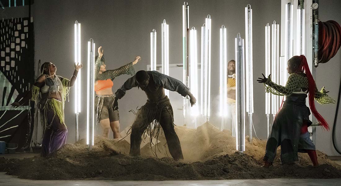 Le nigérien Qudus Onikeku crée « TERRAPOLIS » - Critique sortie Danse Noisiel La Ferme du Buisson