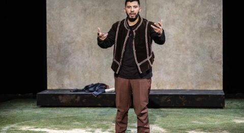 24 Place Beaumarchais : Brahim Koutari se raconte sur scène - Critique sortie Théâtre saint denis CDN Théâtre Gérard Philipe