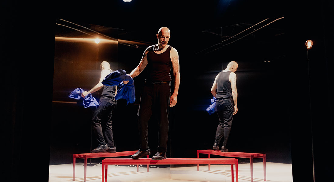 Enzo Verdet met en scène « À l’ombre du réverbère »,  incarnation brillante d’un parcours de résilience par Redwane Rajel - Critique sortie Théâtre Marseille Théâtre des Bernardines