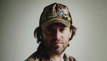 Jonathan Capdevielle met en scène « Dainas » avec Dimitri Doré, un voyage vers l’intime et une quête des origines - Critique sortie Théâtre Gennevilliers T2G - Théâtre de Gennevilliers