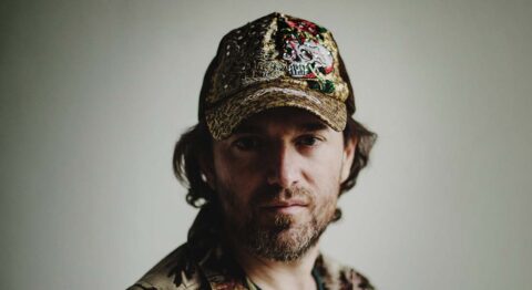 Jonathan Capdevielle met en scène « Dainas » avec Dimitri Doré, un voyage vers l&rsquo;intime et une quête des origines - Critique sortie Théâtre Gennevilliers T2G - Théâtre de Gennevilliers