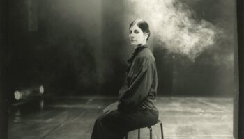 « Ma maison est noire » : Mina Kavani fait entendre les mots de la poétesse iranienne Forough Farrokhzad - Critique sortie Théâtre Meudon centre d'art et de culture