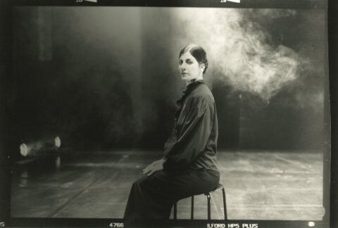 « Ma maison est noire » : Mina Kavani fait entendre les mots de la poétesse iranienne Forough Farrokhzad - Critique sortie Théâtre Meudon centre d'art et de culture