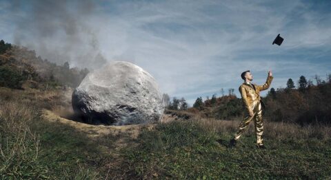 Dans « Astéroïde », Marco D’Agostin transforme l’effondrement en comédie musicale - Critique sortie Danse Paris Les Abbesses / Théâtre de la Ville
