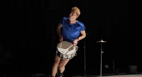 Avec « Ceramic Circus », Julian Vogel explore la céramique dans un solo créatif et expérimental - Critique sortie Cirque Paris _THEATRE SILVIA MONFORT