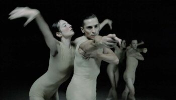 Sharon Eyal et Gai Behar nous présentent leur formidable « Delay the Sadness » - Critique sortie Danse Paris Espace Chapiteaux de La Villette