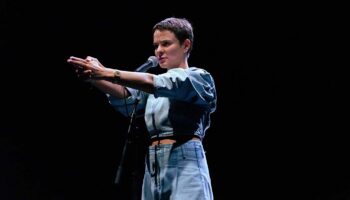 « Jag et Johnny » : Laurène Marx conçoit un « stand-up triste » - Critique sortie Théâtre Paris Théâtre de la Reine Blanche