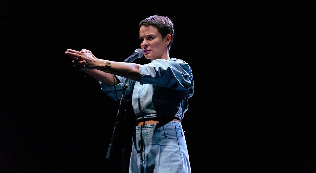 « Jag et Johnny » : Laurène Marx conçoit un « stand-up triste » - Critique sortie Théâtre Paris Théâtre de la Reine Blanche