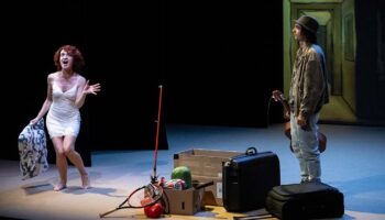 « La crise » de Coline Serreau, adaptée par Samuel Tasinaje et mise en scène par Jean Liermier réveille toute la portée actuelle et caustique de l’œuvre originale - Critique sortie Théâtre Saint-Michel-sur-Orge Espace Marcel Carné