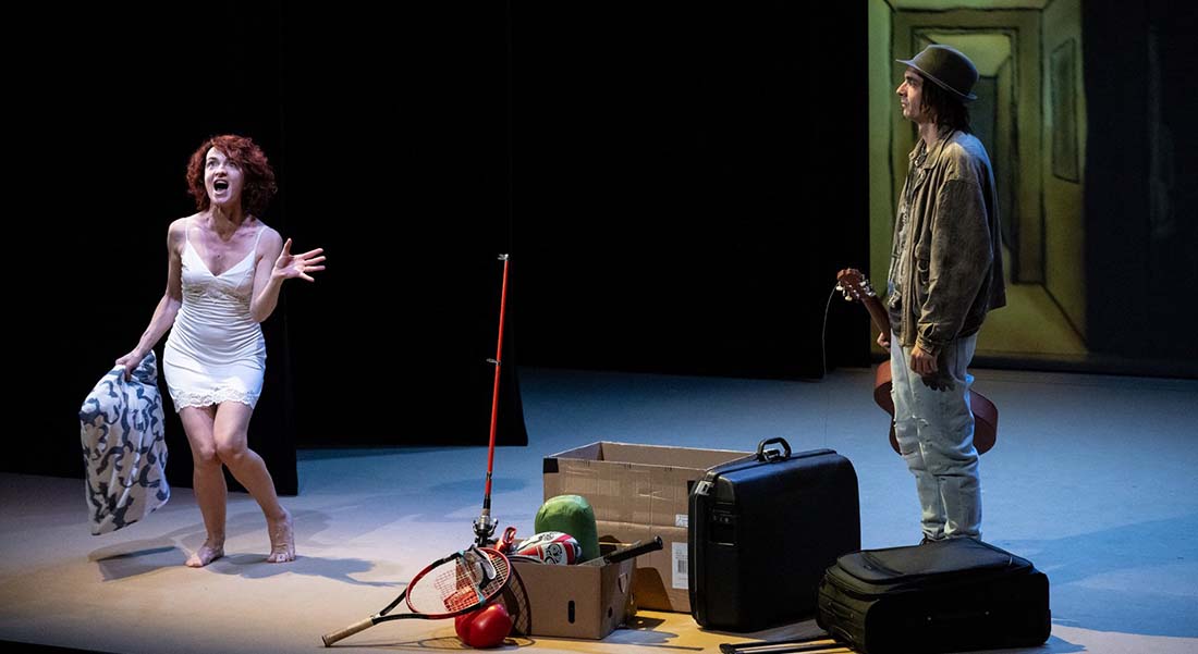 « La crise » de Coline Serreau, adaptée par Samuel Tasinaje et mise en scène par Jean Liermier réveille toute la portée actuelle et caustique de l’œuvre originale - Critique sortie Théâtre Saint-Michel-sur-Orge Espace Marcel Carné