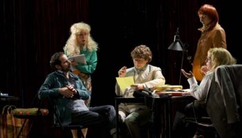 « Polar(e) » : Céline Fuhrer et Jean-Luc Vincent signent une enquête policière satirique - Critique sortie Théâtre Paris Théâtre du Rond-Point