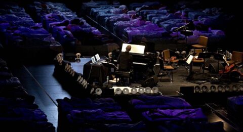 Le pianiste et compositeur Max Richter propose une expérience musicale immersive nocturne - Critique sortie Classique / Opéra Paris Fondation Louis Vuitton