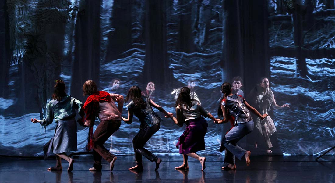 « The Gathering », Joanne Leighton : “Je veux créer des formes qui nous rapprochent du vivant” - Critique sortie Danse Paris Les Abbesses / Théâtre de la Ville