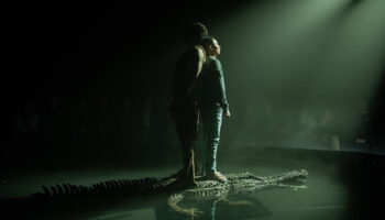 « Le Vortex Nukak » du Mapa Teatro interroge le lien à la terre des Nukak, dernier peuple nomade de l’Amazonie colombienne - Critique sortie Théâtre Paris Musée du quai Branly - Jacques Chirac