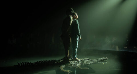 « Le Vortex Nukak » du Mapa Teatro interroge le lien à la terre des Nukak, dernier peuple nomade de l’Amazonie colombienne - Critique sortie Théâtre Paris Musée du quai Branly - Jacques Chirac