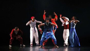 « Witch Hunting » d’ Anne Nguyen expose des corps virtuoses qui racontent quelque chose d’un vivre ensemble en perpétuel questionnement. - Critique sortie Danse La Courneuve Centre Culturel Houdremont