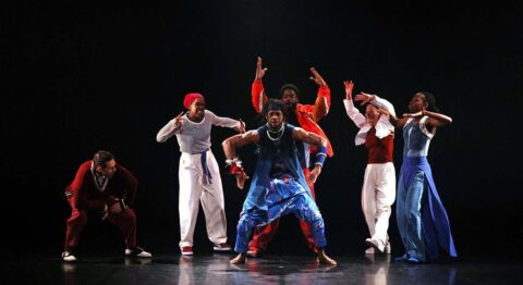 « Witch Hunting » d’ Anne Nguyen expose des corps virtuoses qui racontent quelque chose d’un vivre ensemble en perpétuel questionnement. - Critique sortie Danse La Courneuve Centre Culturel Houdremont