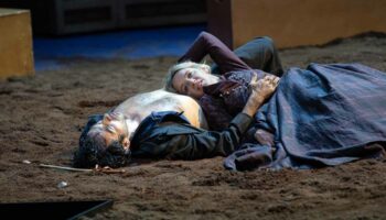 Christophe Honoré s&rsquo;attaque au chef-d’œuvre de Gustave Flaubert et propose un étonnant « Bovary Madame » - Critique sortie Théâtre Évry-Courcouronnes Agora - Scène Nationale