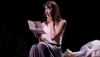 Veronika Bachfischer, Sarah Kohm et Elisa Leroy créent « Mémoire de fille » d’après Annie Ernaux avec Suzanne de Baecque : un dialogue agissant, transgénérationnel et universel - Critique sortie Théâtre Paris Théâtre de la Ville Les Abbesses