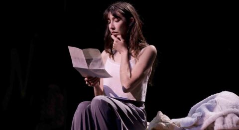 Veronika Bachfischer, Sarah Kohm et Elisa Leroy créent « Mémoire de fille » d’après Annie Ernaux avec Suzanne de Baecque : un dialogue agissant, transgénérationnel et universel - Critique sortie Théâtre Paris Théâtre de la Ville Les Abbesses