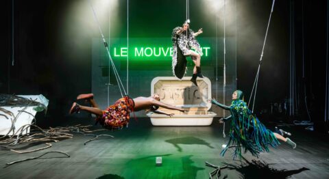 Yuval Rozman crée « Au nom du ciel » et prend de la hauteur, entre veine comique audacieuse et analyse d&rsquo;un meurtre qui fit scandale - Critique sortie Théâtre Paris Le Centquatre