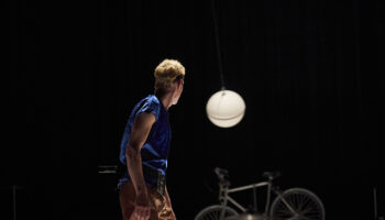 Julian Vogel formidable homme-orchestre dans « Ceramic circus », une écriture de la mise à nu d’une finesse rare et réjouissante - Critique sortie Cirque Paris _THEATRE SILVIA MONFORT