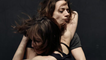 Avec « Commençons par faire l’amour », Laura Bachman nous embarque dans les vertiges de l’amour - Critique sortie Danse Paris La Villette