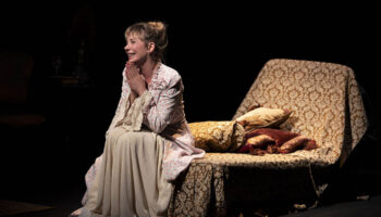 Stefan Druet Toukaïeff met en scène « La Misérable » de Catherine Privat avec une Julie Depardieu touchante, esclave dévote et muse indispensable au génie Victor Hugo - Critique sortie Théâtre Paris Studio Marigny