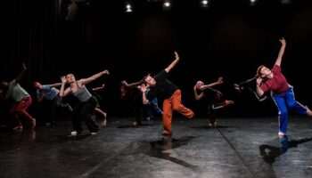 « Nous n’arrivons pas les mains vides » de Balkis Moutashar - Critique sortie  Suresnes