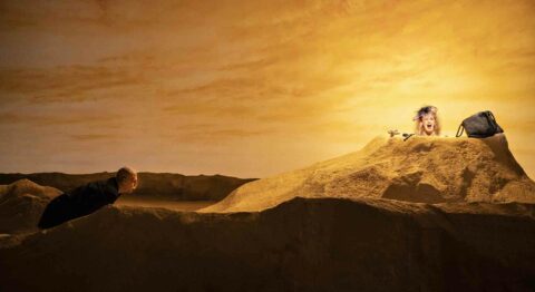 Alain Françon met en scène « Oh les beaux jours » avec Dominique Valadié en Winnie : éblouissante et profondément humaine… - Critique sortie Théâtre Paris Théâtre du Petit Saint-Martin