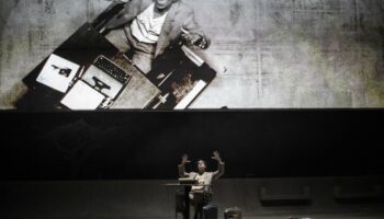 « Pétrole » : Sylvain Creuzevault s’empare de l’œuvre inachevée de Pasolini - Critique sortie Théâtre Paris Odéon-Théâtre de l’Europe