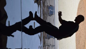 Virgile Dagneaux, en solo, crée le triptyque Plier, Déplier et Peuplier - Critique sortie  Suresnes